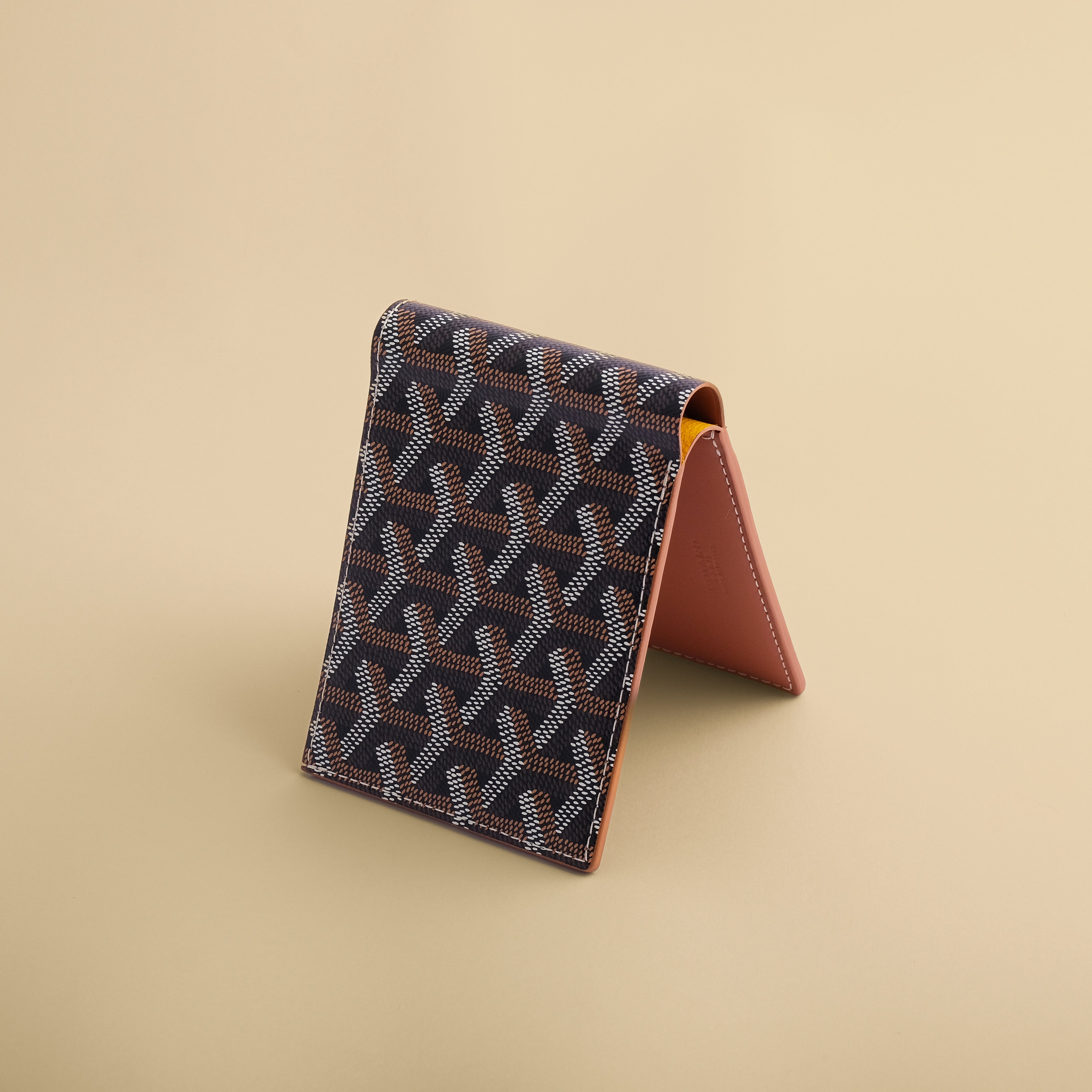 EliteUSA luxury gift selection featuring elegant Hermes Twilly scarves and premium bag inserts for refined tastes.