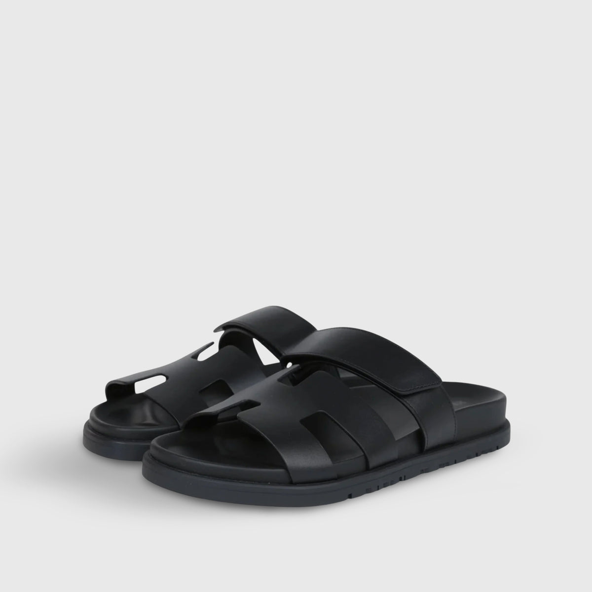 Hermès Chypre Sandals Black display picture 1