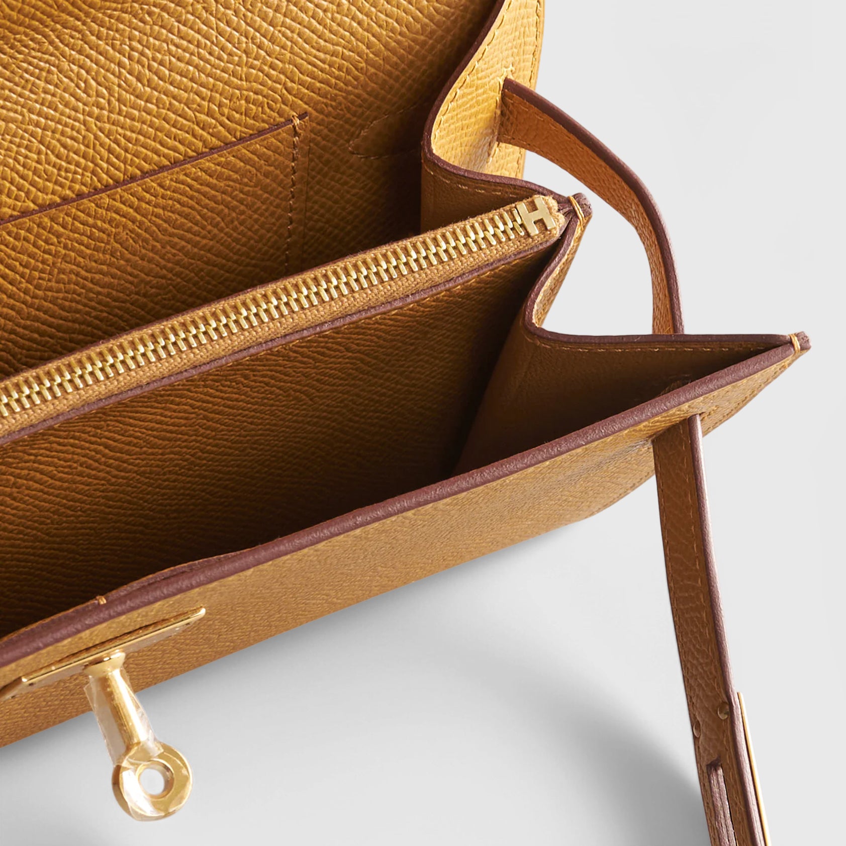 Hermès  Kelly To Go Epsom Sesame Gold Hardware